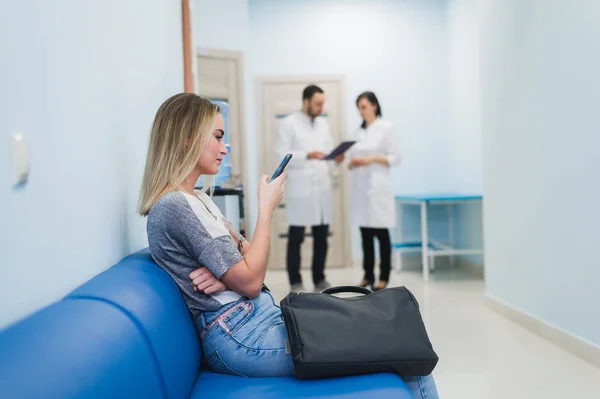 Paziente femminile rassicurata dai medici nella stanza d'ospedale — Foto Stock