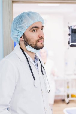 Hastane koğuşunda işleminden önce genç yakışıklı dalgın adam doktorda