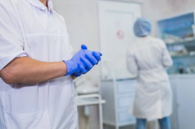 Cerrah, ameliyattan önce eldiven giyer. Yakın çekim