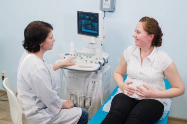 Jinekolog gösteren ultrason fotoğraf hamile kadına