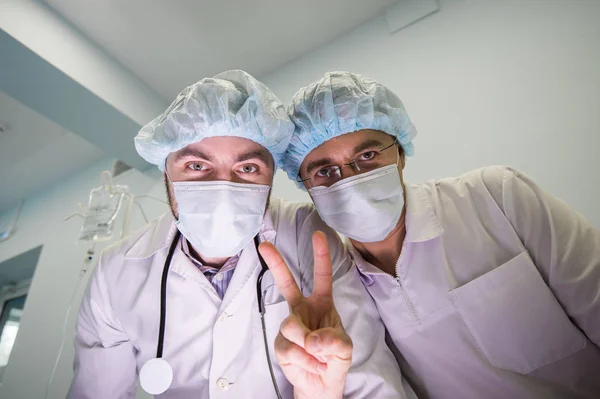 Dos equipos de cirujanos felices. Vista inferior — Foto de Stock