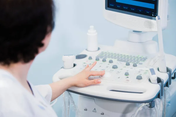 Glad mogen kvinnlig läkare använder ultraljud scanner. ultraljud maskin — Stockfoto
