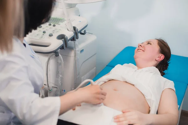 Jeune femme enceinte à l'échographie, bilan de santé avec le médecin — Photo