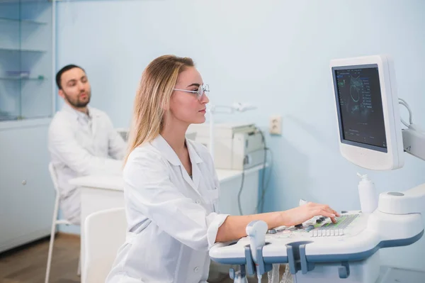 Fröhliche junge Forscher arbeiten im Labor — Stockfoto