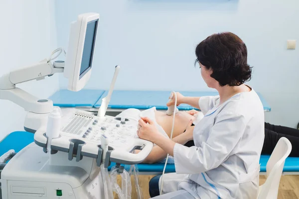 Young pregnant woman on the ultrasound, health check with the doctor — Stock Photo, Image