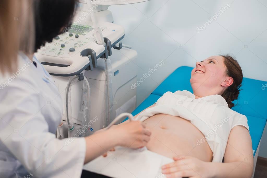 Гол осматривает врач. УЗИ это в медицине. Женщина на УЗИ. Осмотр беременной.