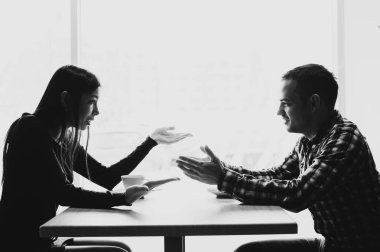 Kafe - öğle yemeği sırasında savunarak çift çatışma sahnesi.