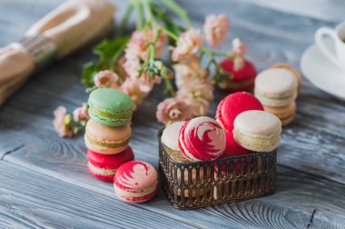 Hediye çiçek ve macarons seviyorum