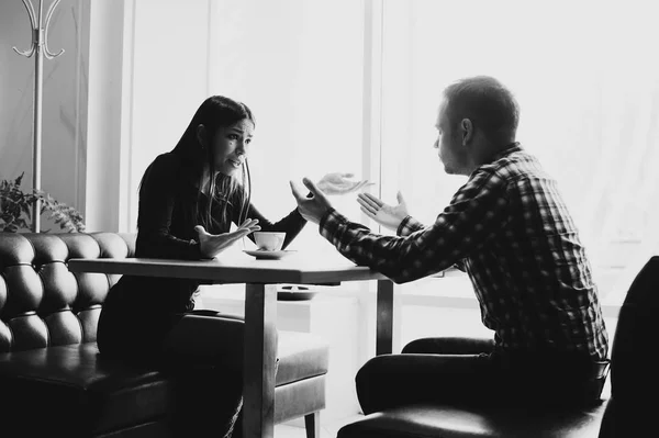 Homem e mulher em discussões no restaurante — Fotografia de Stock