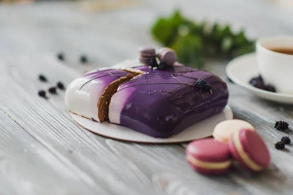 Traditionelle lila Beerenkuchen und Macarons Souffleuse Dessert und Mandel-Dacquoise, Himbeer-Confit, knusprige Schicht mit karamellisierten Haselnüssen und Himbeerpulver, Mousse auf Basis bitterer Schokolade serviert — Stockfoto