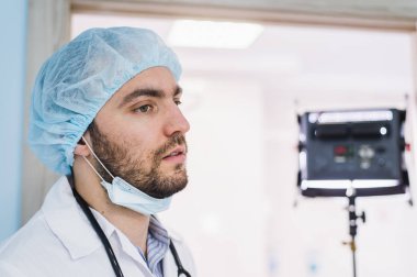 Hastane koğuşunda işleminden önce genç yakışıklı dalgın adam doktorda