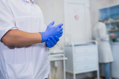 Cerrah, ameliyattan önce eldiven giyer. Yakın çekim