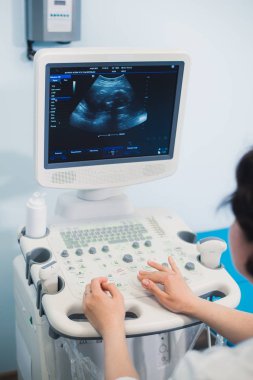 Usta radyolog ultrason makinesi iş kullanarak