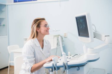 Gülümseyen Doktor, ultrason. Doktor ultrason gerçekleştirilen.
