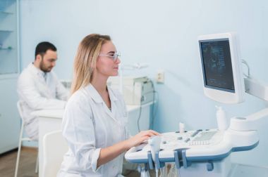 Genç uyuşmasının laboratuarda çalışan bilim adamları
