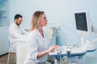 Neşeli genç araştırmacılar laboratuarda çalışan