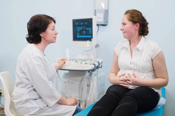 Mujer embarazada satisfecha teniendo cita con médicos con diagnósticos de ultrasonido — Foto de Stock