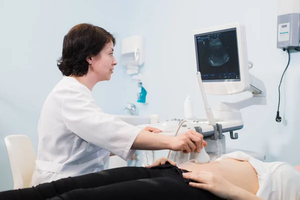 Médico usando ultra-som e estômago de triagem de mulher grávida . — Fotografia de Stock