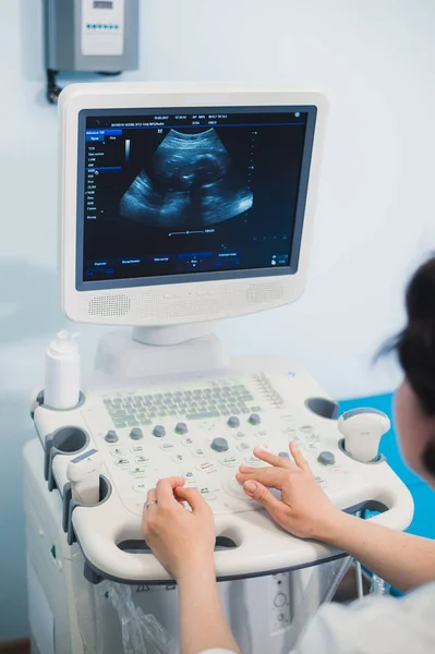 Umiejętne sonographer za pomocą ultrasonografu w pracy — Zdjęcie stockowe
