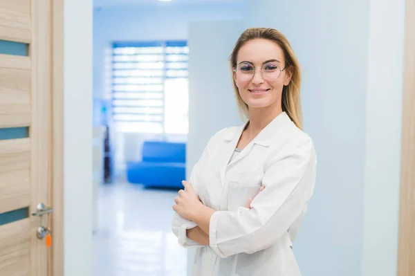 Médecin souriant femme debout dans la salle d'hôpital — Photo