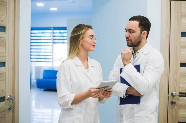 Personal médico discutiendo en el moderno corredor del hospital — Foto de Stock