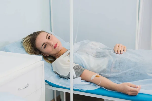 Femme pensive transfusée couchée à l'hôpital — Photo de stock par ©romankosolapov - 158888482