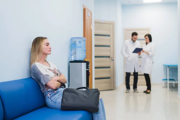 Kvinnlig patient väntar på sjukhus läkare väntrum — Stockfoto