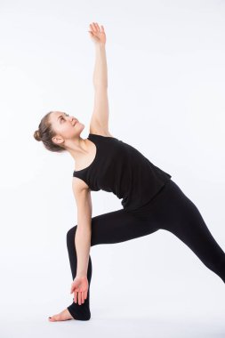 Gelişmiş yoga duruşu, bloden kız tarafından gösterilmiş, siyah giyinmiş, beyaz arka planda.