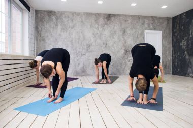 Grup salonunda Yoga yapıyor. Yoga sınıfındaki karşılama. Egzersizleri başlar kapalı