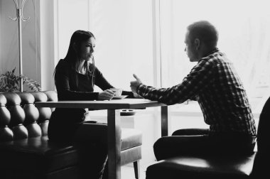 Kafe - öğle yemeği sırasında savunarak çift çatışma sahnesi.