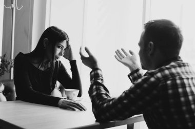 Genç bir çift bir kafede savunarak. İlişki sorunları.