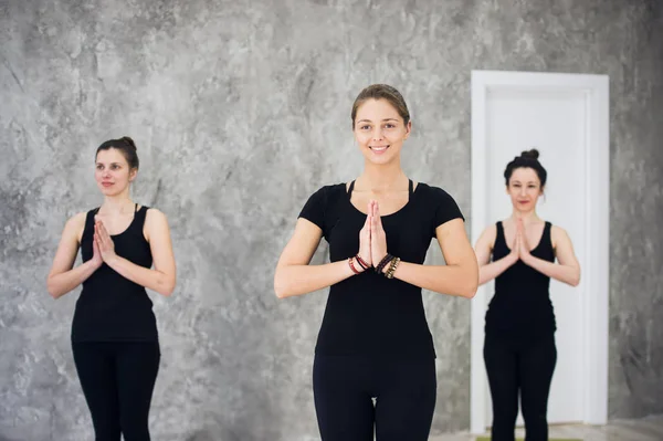 Young sportive trio group of girls are practicing yoga exercises in the studio — Stock Photo, Image