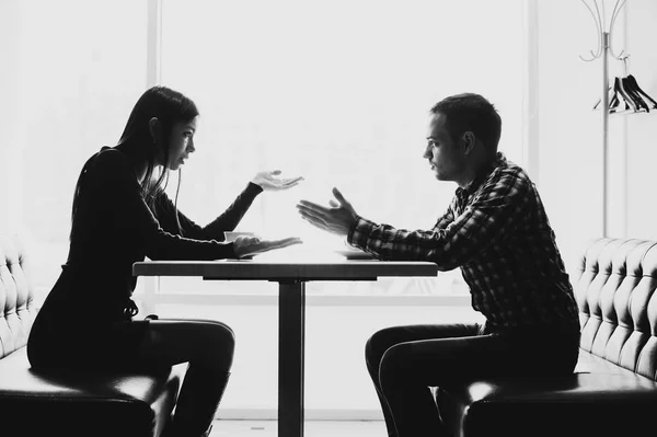Uomo e donna in discussione al ristorante — Foto Stock