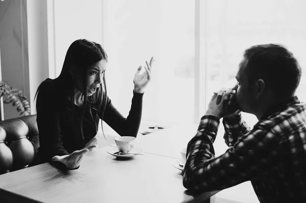 Homem e mulher em discussões no restaurante — Fotografia de Stock