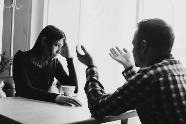 Um jovem casal a discutir num café. Problemas de relacionamento . — Fotografia de Stock