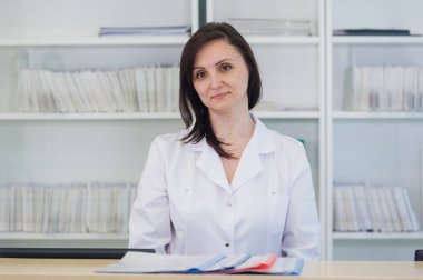 Kliniği Resepsiyon masasında çalışan genç pratisyen doktor o telefon görüþmesi ve randevuları zamanlama