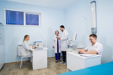 Doktor tıbbi kayıtları ile ciddi bir tartışma dahil grup