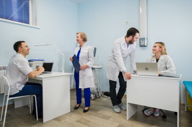 Doktor tıbbi kayıtları ile ciddi bir tartışma dahil grup