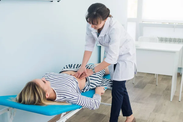 Doctor revisando el estómago de uno de sus pacientes — Stockfoto