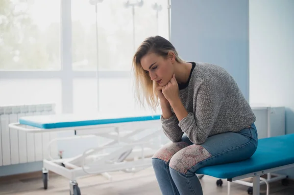 Womans hand waiting for doctor in hospital feeling worried. — Stock Photo, Image