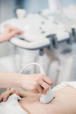 Hamile kadının karın hastanede ultrason sonda devam doktor Close-Up