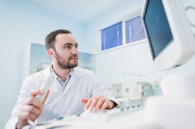 Tıbbi ekipman sceen yakınındaki bir düşünme doktor portresi.