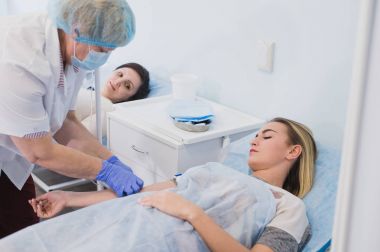Hemşire hastane odasında bir intravenöz damla bağlanma.