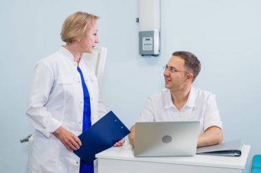 Meslektaşı ile konuşmayı ve tıbbi ofiste xray tutan doktor