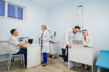 Doktor tıbbi kayıtları ile ciddi bir tartışma dahil grup