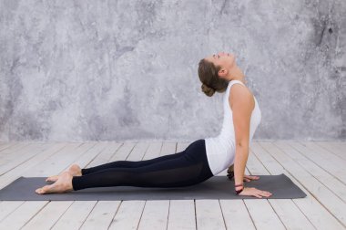 Pratik yoga, ayakta dağ egzersiz, Tadasana poz, namaste, giyiyor spor giyim, beyaz pantolon, izole, en iyi, kapalı tam uzunlukta, gri studio arka plan çalışma genç çekici kadın