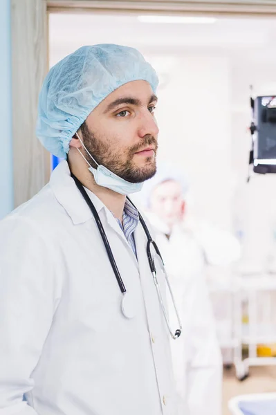Un joven guapo pensativo médico en el hospital antes de la operación — Foto de Stock