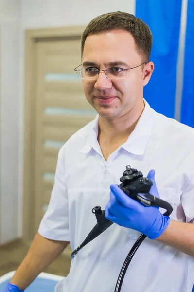 Proctólogo médico celebración de Ligador hemorroidal en el consultorio — Foto de Stock