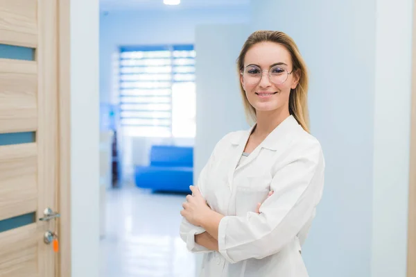 Médecin souriant femme debout dans la salle d'hôpital — Photo