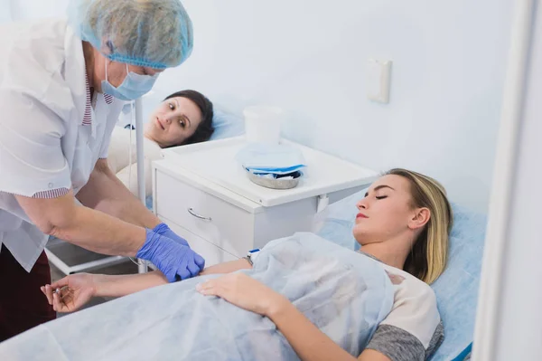 Csatlakozás egy intravénás csöpög kórházi szobában nővér. — Stock Fotó